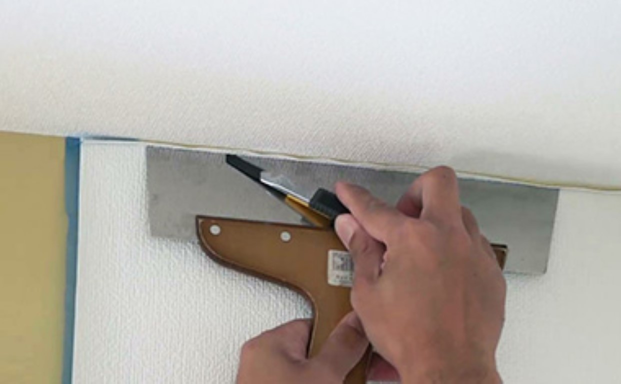 Sečenje viška tapete i završna obrada